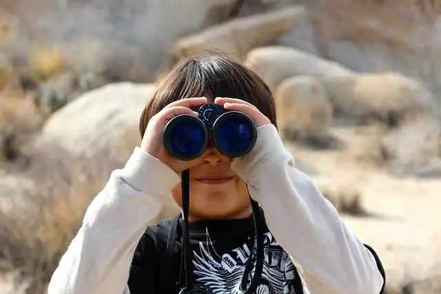 binoculars image